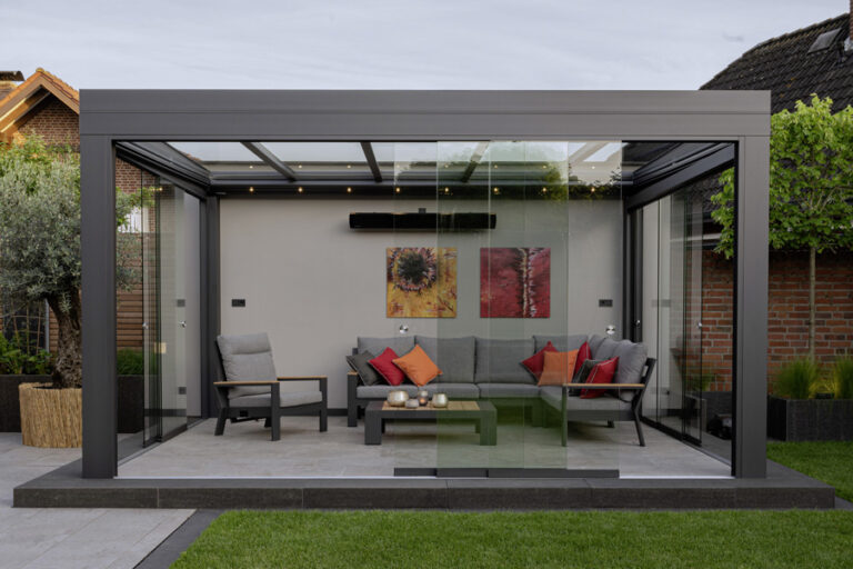 Luxamoris exklusives Flachdach frei stehend mit Glas-Schiebeelementen und Innenbeschattung