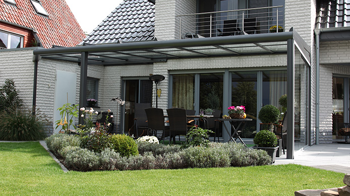 Luxamoris Terrassendach mit seitlichen Schiebeelementen Glas.