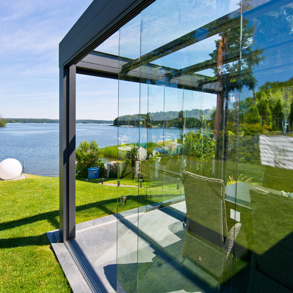 Luxamoris Flachdach Anbau mit Glas-Schiebeelementen mit innen und Außenbeschattung